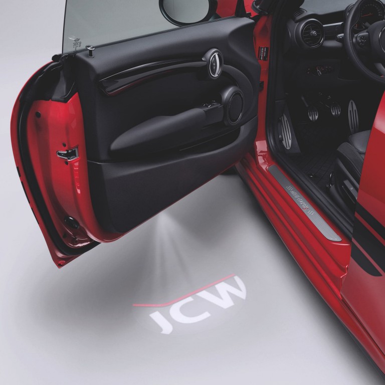 MINI John Cooper Works – crveni i crni – projektor na vratima