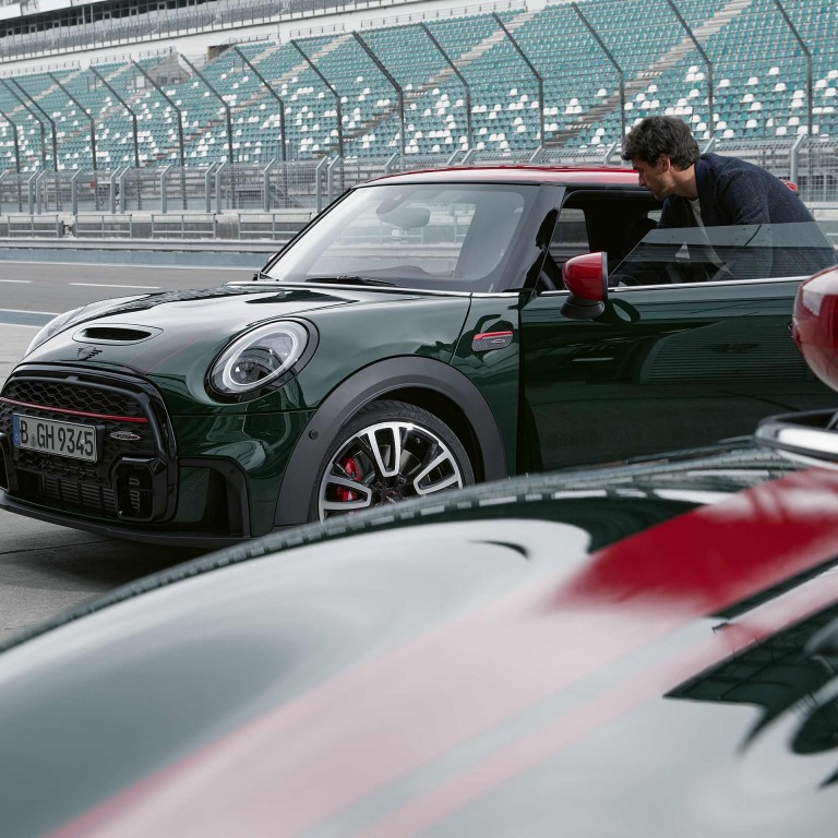 MINI John Cooper Works Clubman – zelena i crvena – pogled s boka