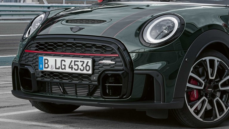 MINI John Cooper Works Clubman – pogled sprijeda – prednji odbojnik