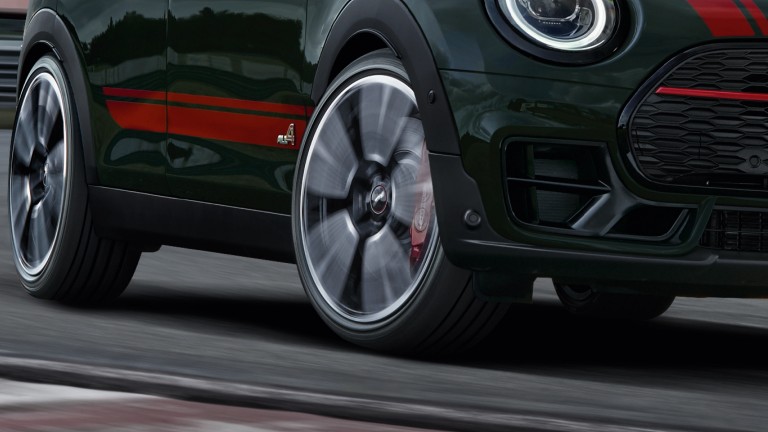 MINI John Cooper Works Clubman – pogled sprijeda – trkaća staza