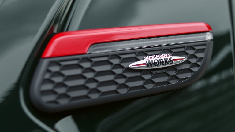 MINI John Cooper Works – bočne oznake – JCW oznaka