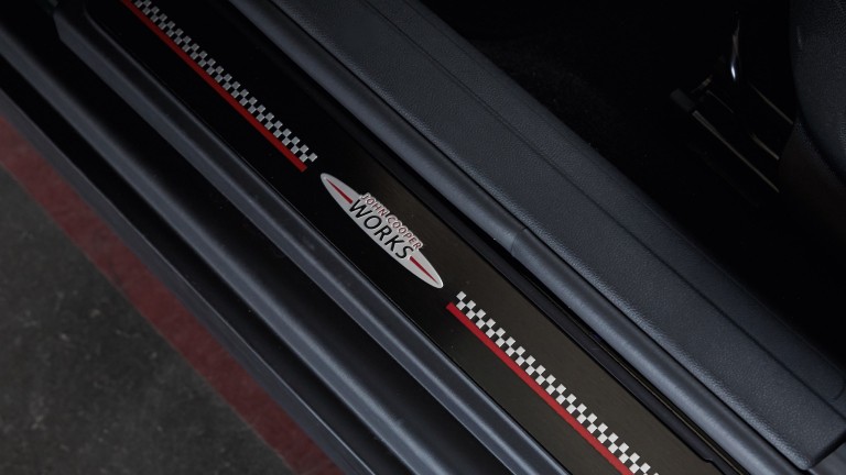 MINI John Cooper Works – pragovi vrata
