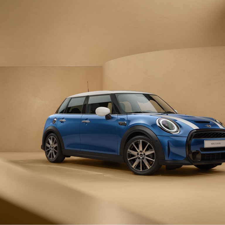 MINI 5-vrata – prednji pogled s boka – plava i bijela