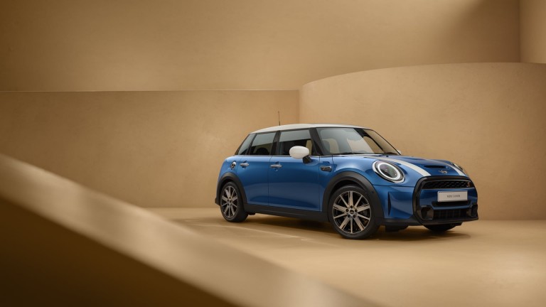 MINI 5-vrata – prednji pogled s boka – plava i bijela