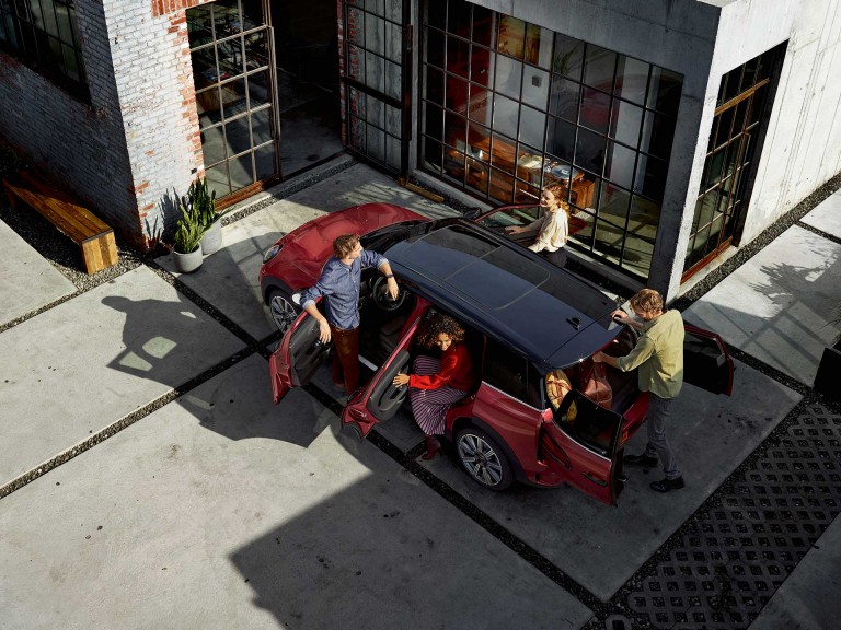 MINI Clubman – crvena i crna – panoramski stakleni krov