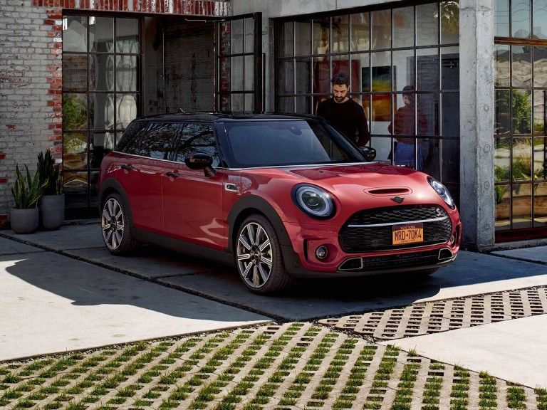 MINI Clubman – crvena i crna – šest vrata