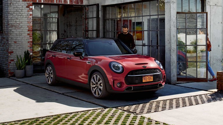 MINI Clubman – pogled s boka crvena i crna – usporedba modela