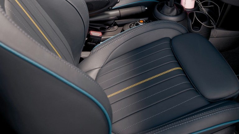 MINI Cabrio Sidewalk Edition - unutrašnjost - presvlake od vrhunske kože