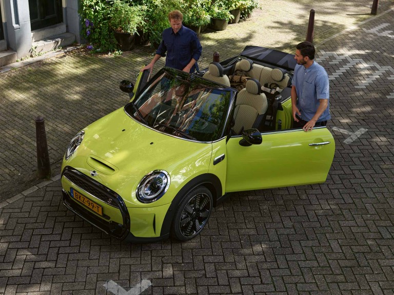 MINI Cabrio - žuta - pogled sprijeda