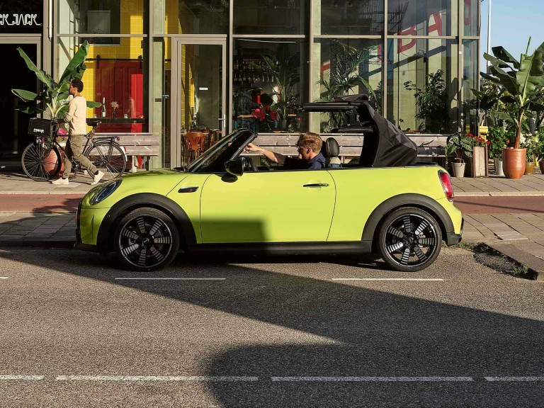 MINI Cabrio - pogled s boka - mekani krov
