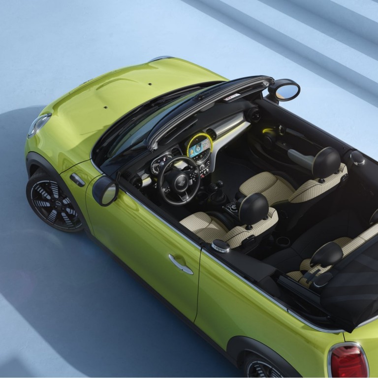 MINI Cabrio – pogled s boka – žuta