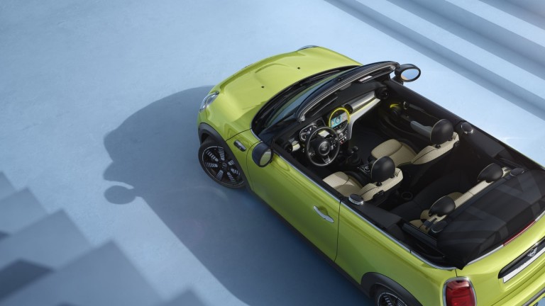 MINI Cabrio – pogled s boka – žuta