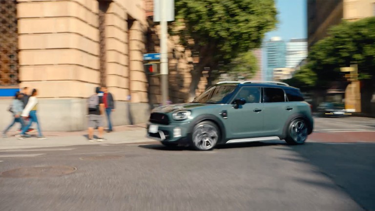 NOVI MINI COUNTRYMAN - zelena i crna - pogled s boka