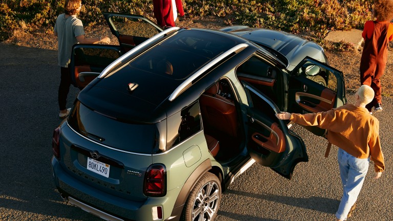 MINI Countryman F60 – krovni nosači – daske za snowboard i surfanje