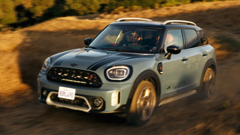 MINI Countryman - bočni prikaz zelena i crna - usporedba modela