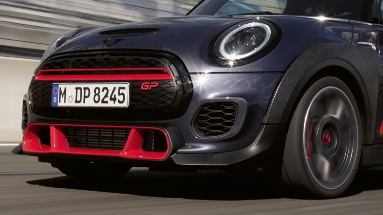 MINI John Cooper Works GP – pogled sprijeda – odbojnik