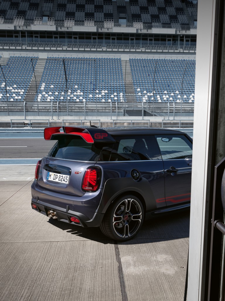 MINI John Cooper Works GP – siva i crvena – bočni pogled MINI John Cooper Works GP – siva i crvena – bočni pogled