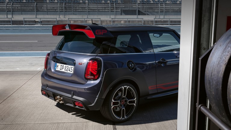 MINI John Cooper Works GP – siva i crvena – bočni pogled MINI John Cooper Works GP – siva i crvena – bočni pogled